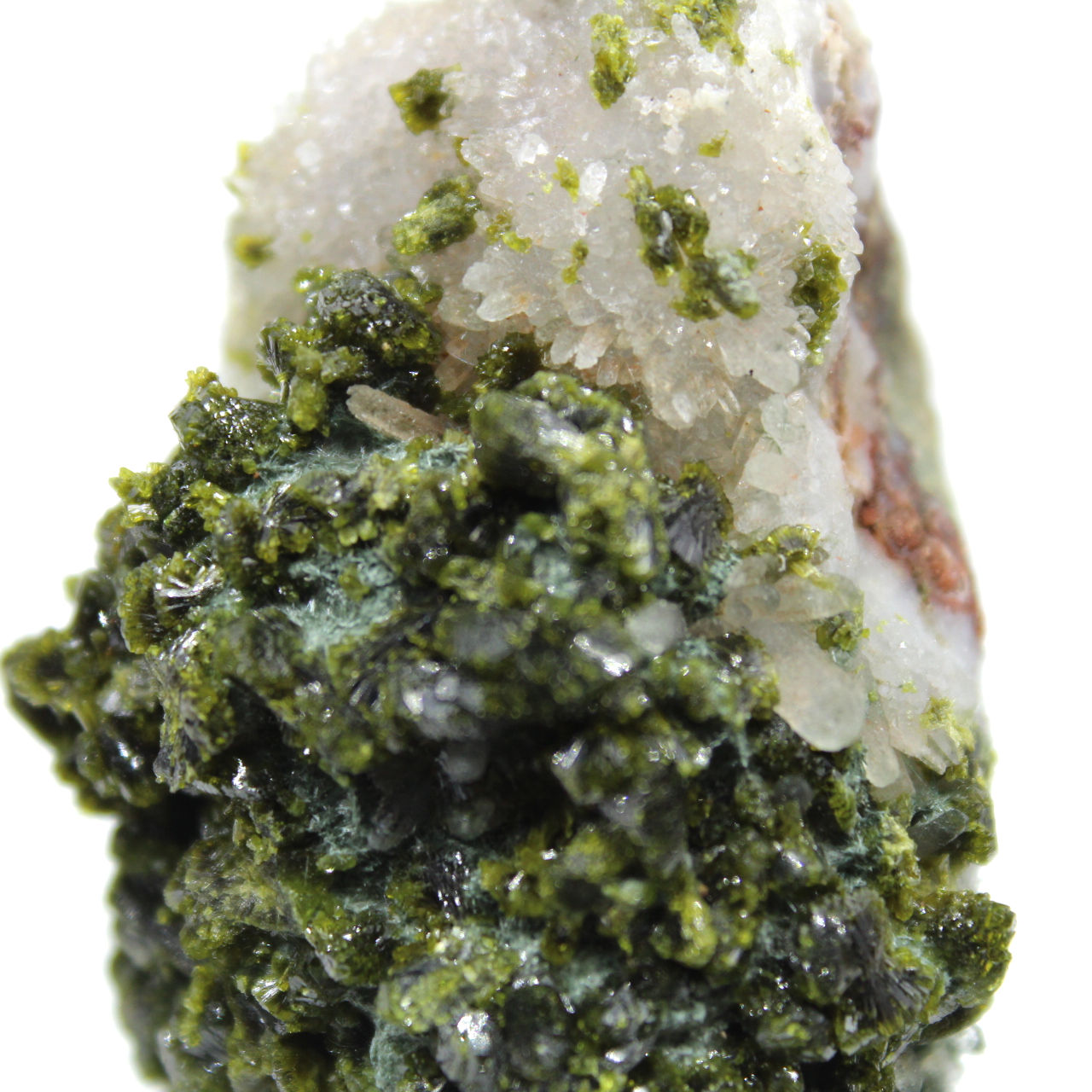 Cristales de epidota marroquí sobre matriz natural